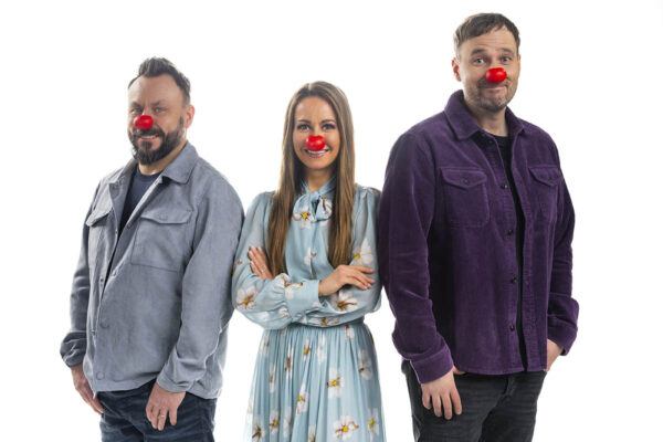Nenäpäivä-show'n juontajat Riku Rantala, Jaana Pelkonen ja Juuso Mäkilähde punaiset nenät päässään