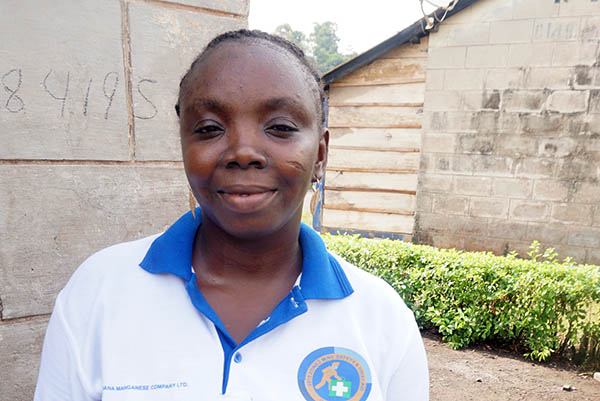 Ghanalainen Mercy Asamoah kotinsa pihalla kaivoskaupungissa