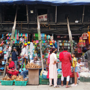 Katukaupustelijoita Nepalissa