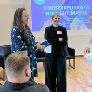 Ihmisiä verkostoitumassa ennen SASKin yritysvastuuseminaarin alkua