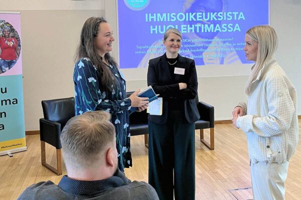Ihmisiä verkostoitumassa ennen SASKin yritysvastuuseminaarin alkua