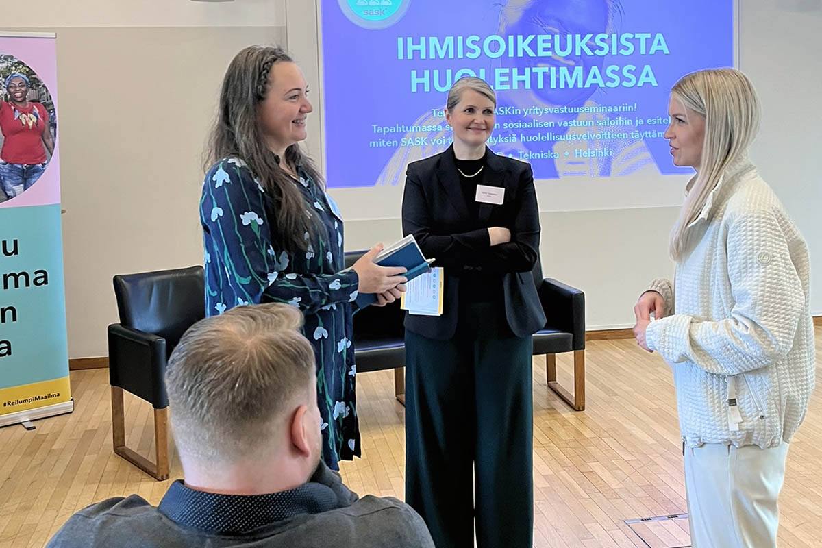 Ihmisiä verkostoitumassa ennen SASKin yritysvastuuseminaarin alkua