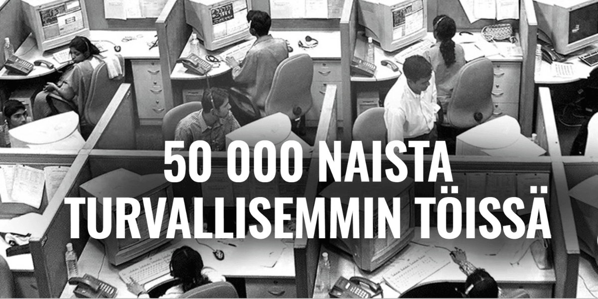 Mustavalkokuva intialaisesta puhelinpalvelukeskuksesta. Teksti: 50 000 naista turvallisemmin töissä