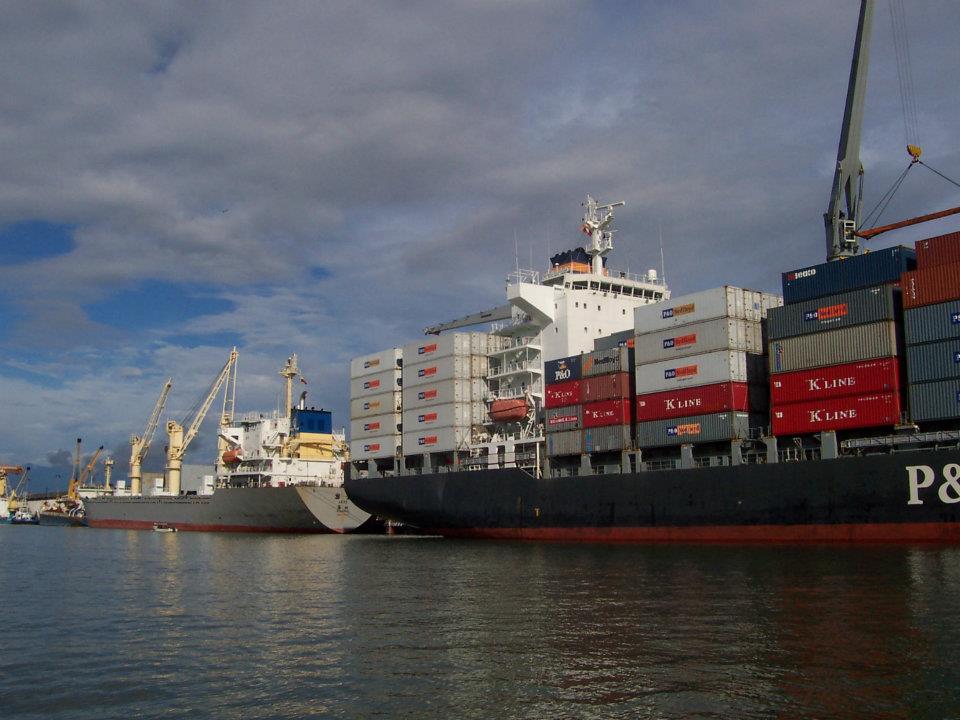 Konttialus Buenaventuran satamassa Kolumbiassa