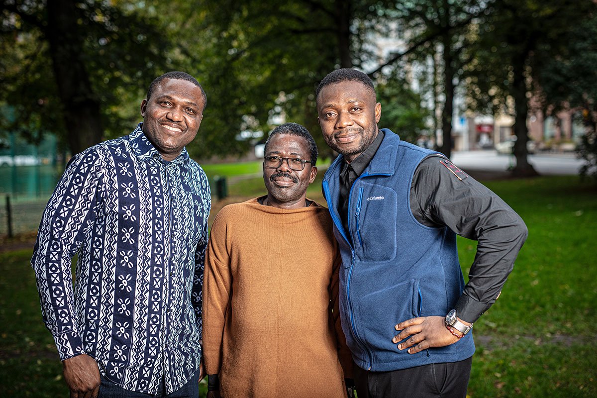 Joel Odigie, Etsri Homevoh ja Hod Anyigba Haapaniemen kentän laidalla Helsingissä