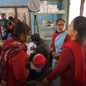 Lasta punnitaan nepalilaisella klinikalla