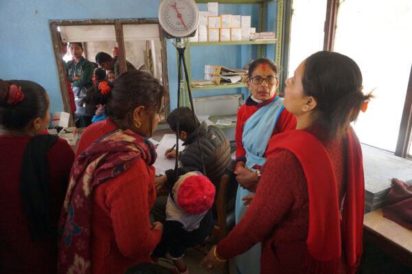 Lasta punnitaan nepalilaisella klinikalla