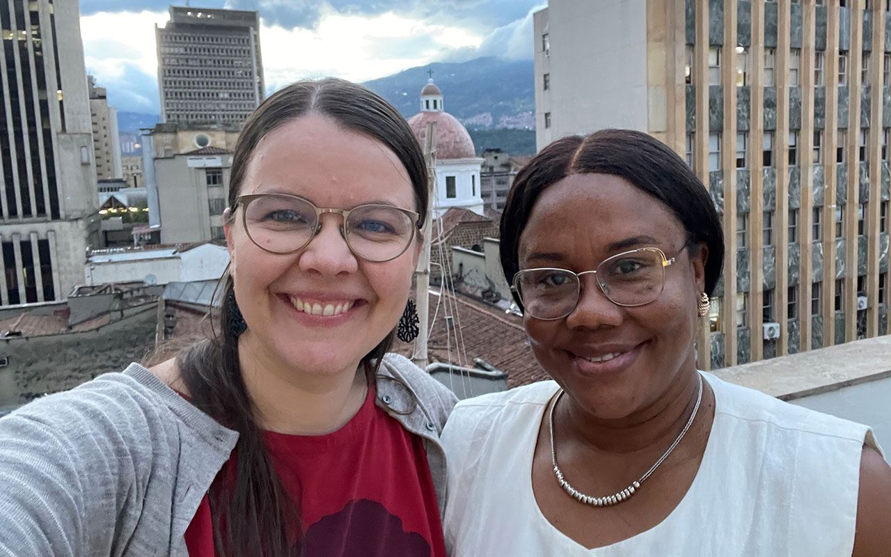 SASKin asiantuntija Anna Perttula ja Kolumbian kotitaloustyöntekijöiden liiton UTRASD:n puheenjohtaja Claribed Palacios