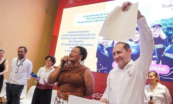 Kolumbia: Uusi laki velvoittaa työnantajat kunnioittamaan kotitaloustyöntekijöiden oikeuksia Tilaisuus, jossa allekirjoitetaan sitoumus, että Kolumbia kotitaloustyöntekijät saavat työehtosopimuksen. Mikrofoniin puhuu ammattiliitto UTRASD:n puheenjohtaja Claribed Palacios.