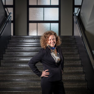 SASKin toiminnanjohtaja Juska Kivioja seisoo portaikossa