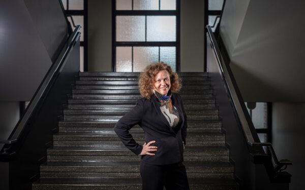 SASKin toiminnanjohtaja Juska Kivioja seisoo portaikossa