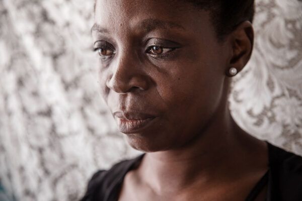 Lähikuvassa mosambikilainen, surulliselta näyttävä nainen