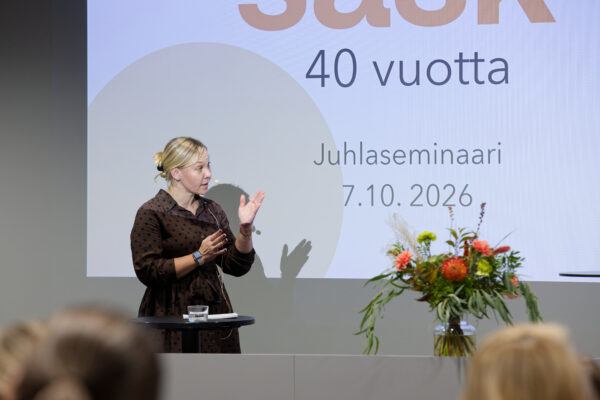 SASK 40 vuotta: työntekijöiden oikeuksien puolesta muuttuvassa maailmassa Elin Blomqvist-Valtonen juonsi tilaisuuden